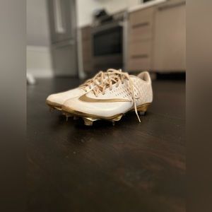 Nike Lunar Vapor Ultrafly Elite 2
Men's Baseball Cleat
White/Metallic Gold